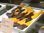 ゴディバではフルーツにチョコをトッピングする実演販売